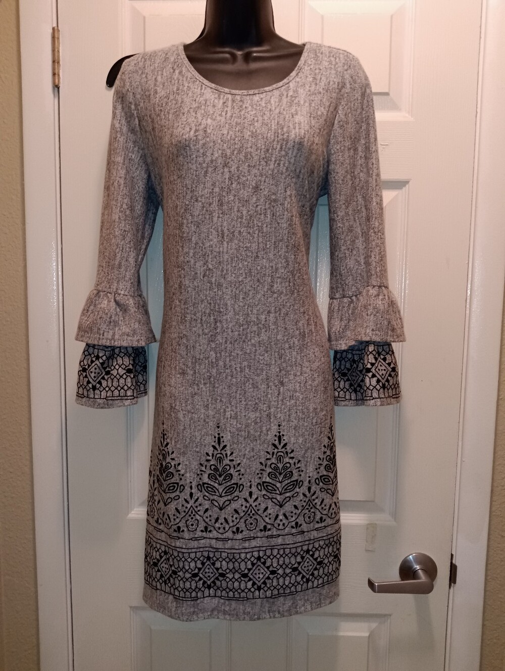NWT Tacera Gray Long Sleeve Shift Dress with Black Border Print